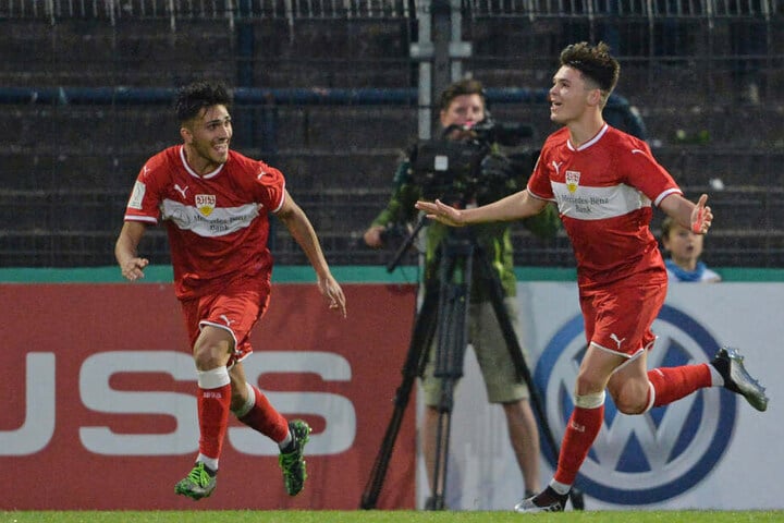 Am Ende gewannen die Stuttgarter mit 2:1 und konnten sich somit bereits zum dritten Mal den Pokal sichern.