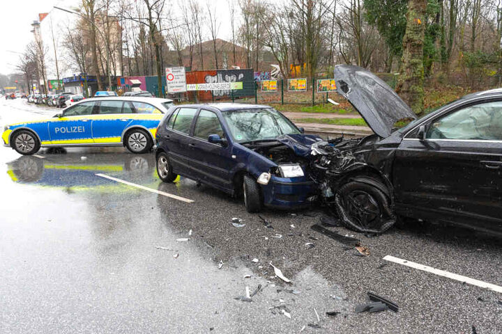 Der Unfall hat an allen beteiligten Fahrzeugen heftige Spuren hinterlassen.