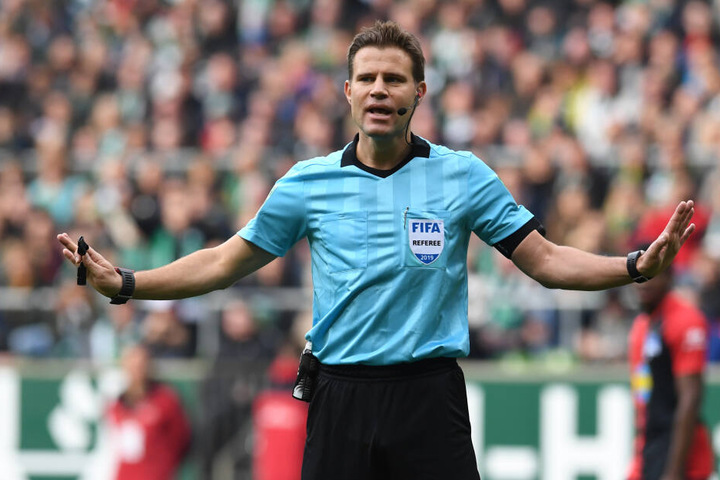 Schiedsrichter Felix Brych wollte ihm keine Gelbe Karte geben.