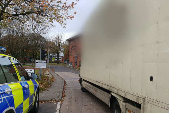 Natürlich konnte dieser Sattelzug nicht weiterfahren. Die Polizei musste ihm Einhalt gebieten.