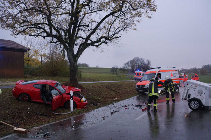 Für Aufräumarbeiten und die Unfallaufnahme war die Straße bis etwa 17 Uhr voll gesperrt.