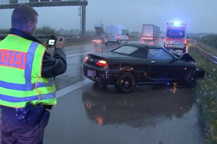 Der Autofahrer konnte seinen Wagen nicht unter Kontrolle halten und krachte gegen die Leitplanke.