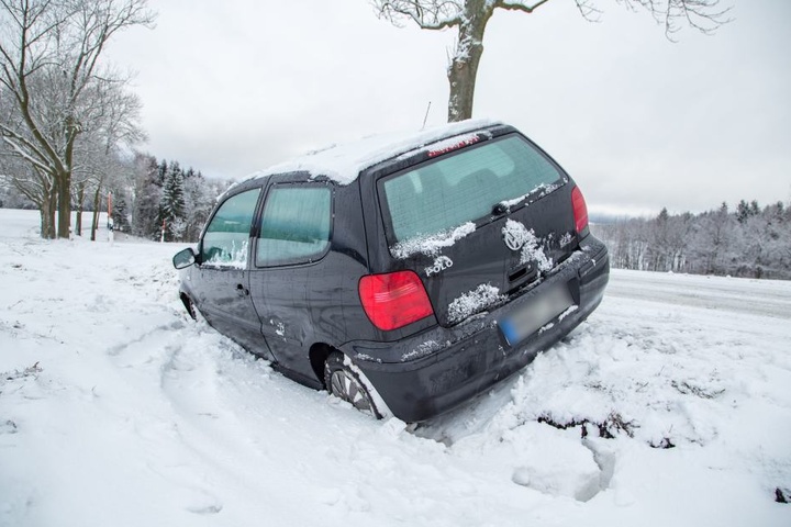 Auf der Straße zwischen Sehma und Walthersdorf landete ein VW Polo im Straßengraben.