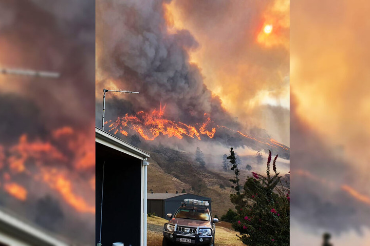 Qualmwolken eines Buschfeuers verdunkeln den Himmel über der Gold Coast.
