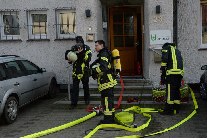 Mit Atemschutzgeräten gingen die Feuerwehrleute ins Geäudde.