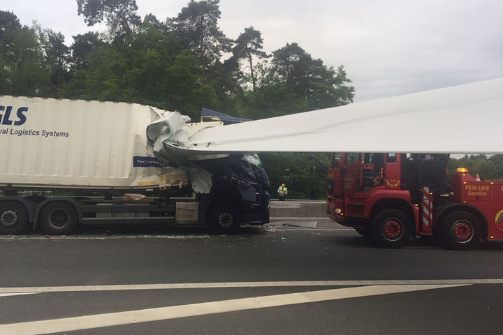 Beide Lkw-Fahrer wurden bei dem Unfall verletzt.