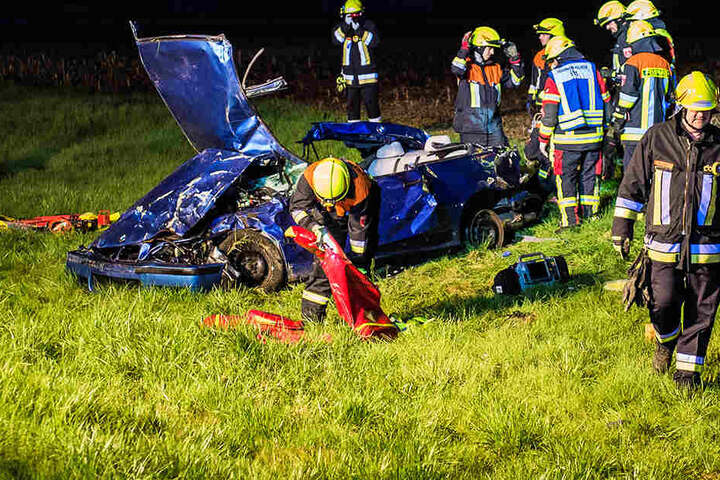 Die Rettungskräfte taten alles, um die eine eingeklemmte Person aus dem Wrack zu schneiden.