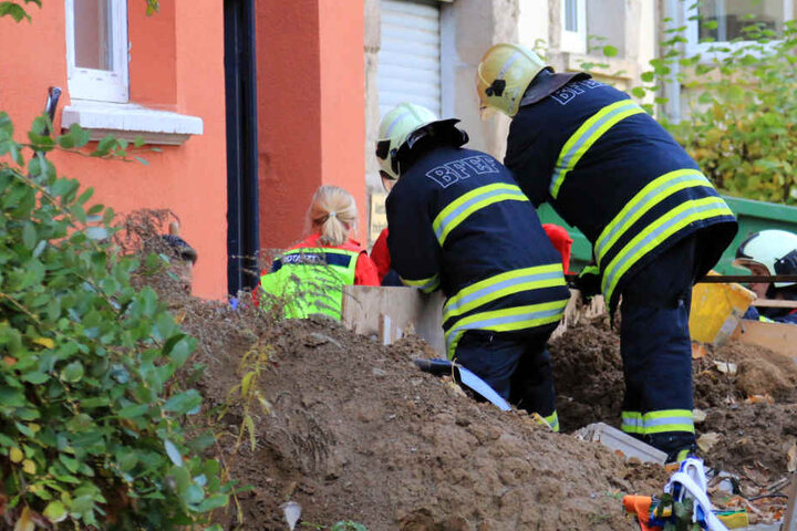 Die Feuerwehr musste den Mann aus seiner misslichen Lage befreien.