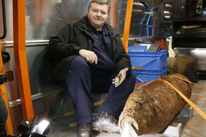 Sprengmeister Holger Klemig mit der entschärften Bombe.