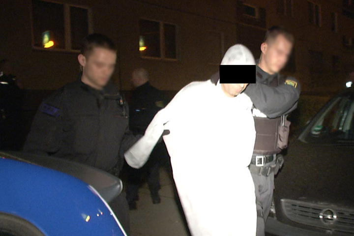 Die Frau aus Leipzig-Paunsdorf schwebt in Lebensgefahr. Um die Spuren der Tat an der Kleidung des mutmaßlichen Täters zu sichern, musste er einen weißen Overall anziehen.