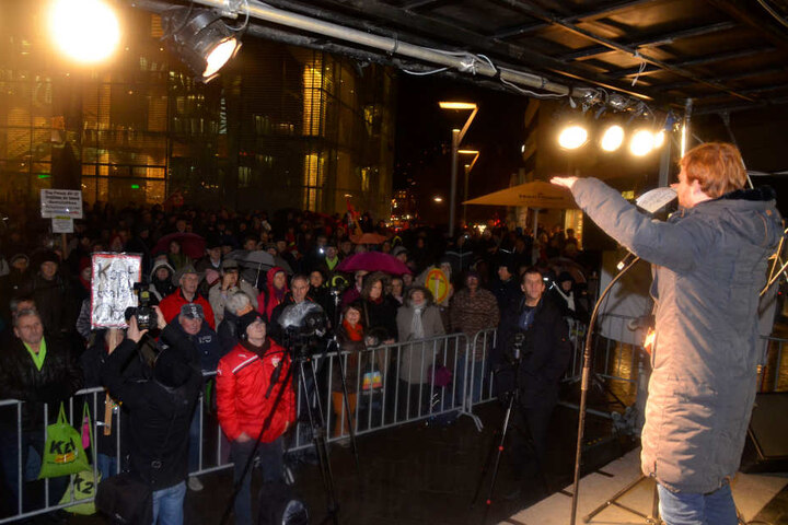 Der bekannte Stuttgart-21-Kritiker Hannes Rockenbauch (Linke) spricht am Abend vor Zuhörern.