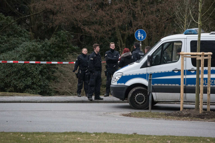 Polizisten sperrten den Tatort ab.
