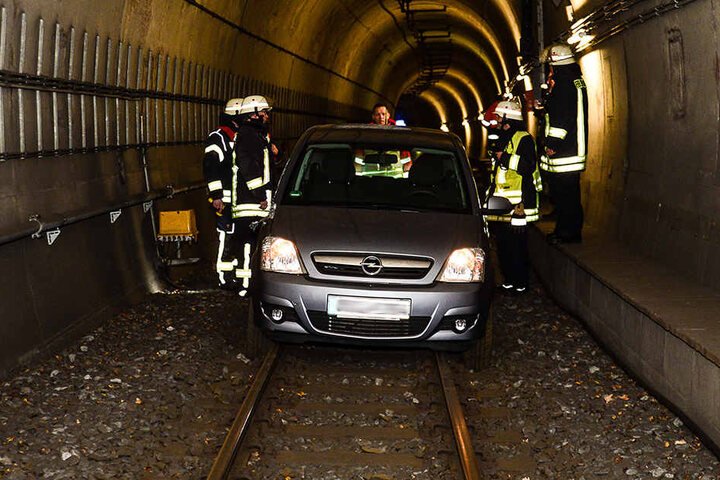 Das Auto steckte im Tunnel fest.