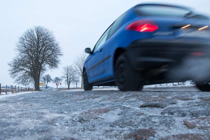 Vorsicht auf den Straßen in Bayern! Es kann im Freistaat glatt werden. (Symbolbild)