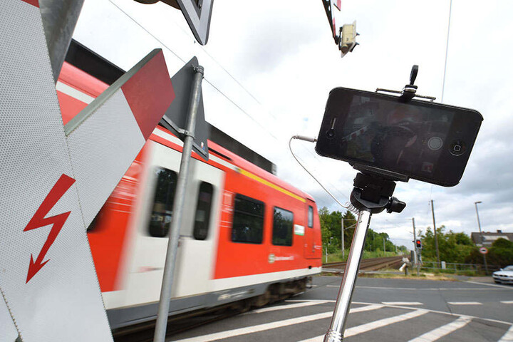 Immer wieder wagen sich junge Leute für ein Selfie an oder auf die Bahngleise. Ein gefährlicher Trend, den die Bundespolizei deutschlandweit beobachtet.