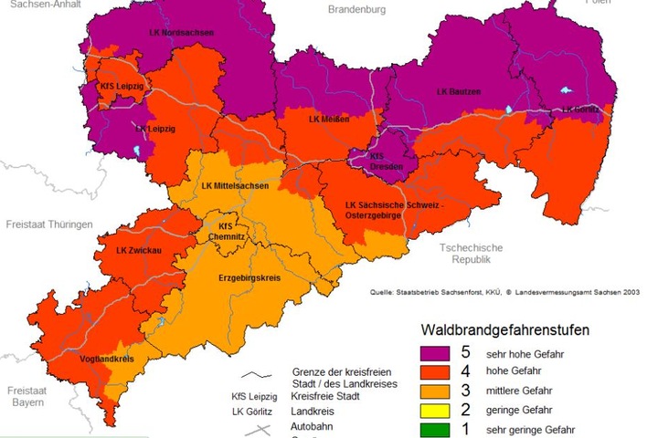 Die aktuelle Waldbrandwarnkarte zeigt es: Durch die anhaltende Trockenheit herrscht vor allem in der Nordhälfte Sachsens allerhöchste Brandgefahr.