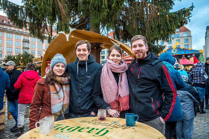 Nadine (28), Kay (29), Nicole (26) und Axel (26) geben drei Sterne : "Es ist schön dekoriert, aber es gibt schönere Märkte. Auch fehlt eine Wärmequelle, wie ein Feuer oder auch Handbrot, wie es sie auf dem Neumarkt gibt."