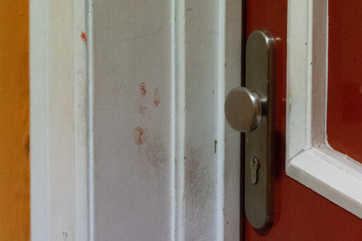 Am Türrahmen vor der Wohnung sind Blutspuren zu sehen.