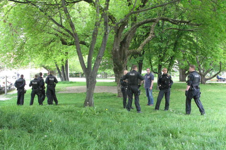 Nach der Messerattacke durchsuchten Polizisten den Stadthallenpark nach der Tatwaffe.