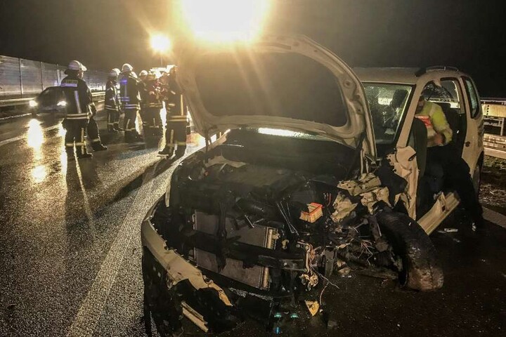 Bis das Auto abgeschleppt wurde, war die Straße gesperrt.