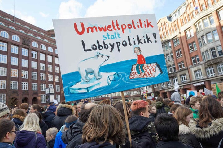 Klimaaktivisten stehen während einer "Fridays for Future"-Klimademonstration auf dem Hamburger Gänsemarkt.