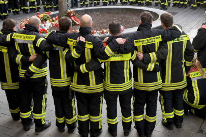 Mehr als 100 Feuerwehrleute haben nach der Tat ihres Kollegens gedacht. (Archiv)