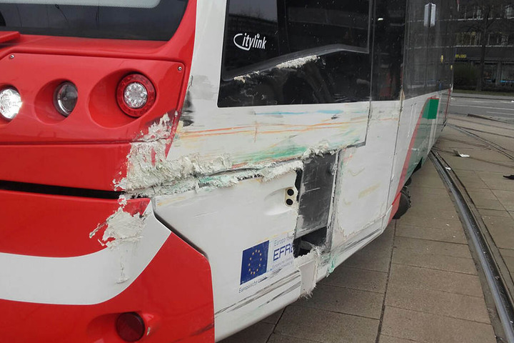 An der Bahn sind deutliche Schrammen zu erkennen.