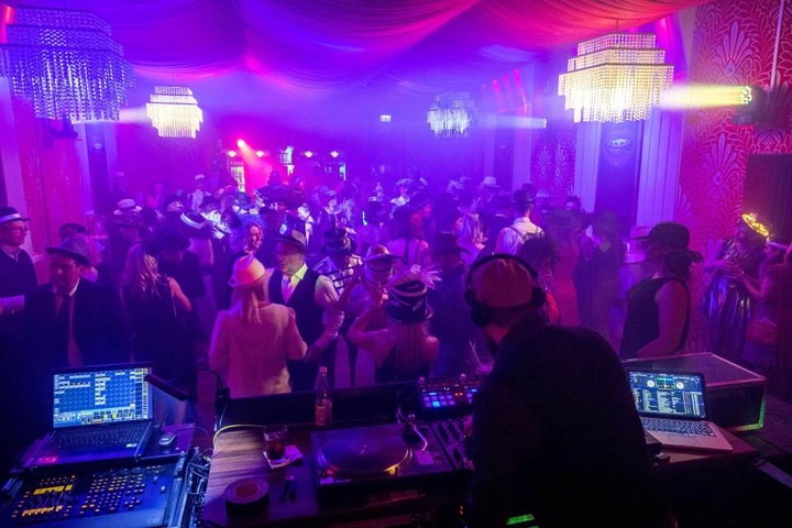 Kaum legt DJ Bongo auf, ist die Tanzfläche im großen Saal des Parkhotels
rappelvoll.