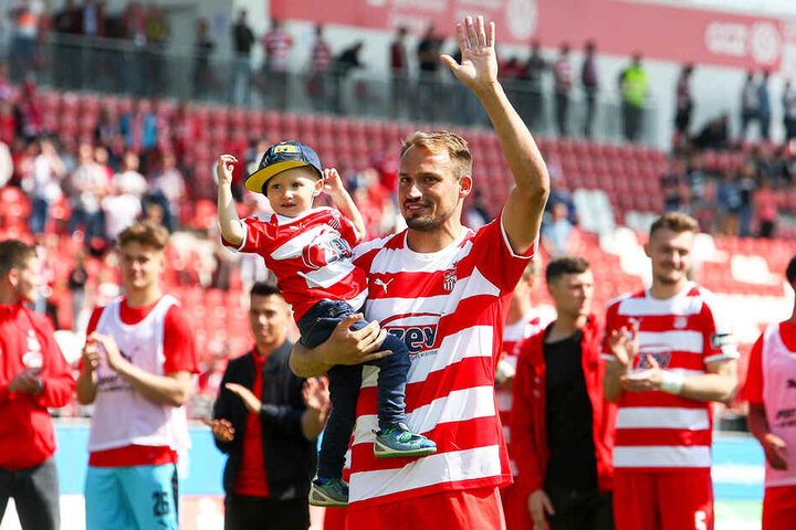 Toni Wachsmuth verabschiedete sich zusammen mit seinem Nachwuchs von den FSV-Fans.