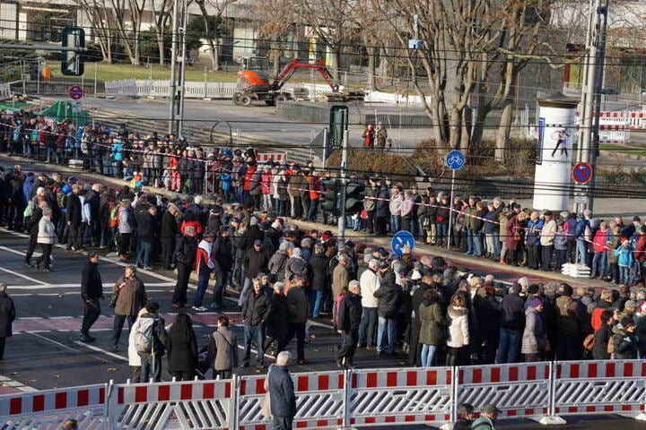 Tausende Schaulustige warten an der Paradestrecke.