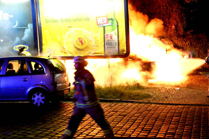 Die Feuerwehr rückte mit einem Großaufgebot zum Tempelhofer Weg aus.