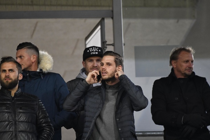 Auch Ex-Dynamo Justin Eilers (am Telefon) war nach Braunschweig gekommen.
