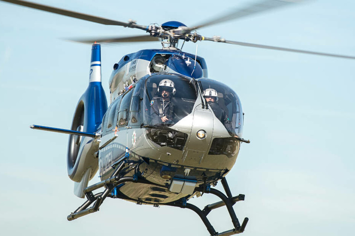 Bei der Großfahndung war auch ein Polizei-Hubschrauber im Einsatz (Symbolbild).