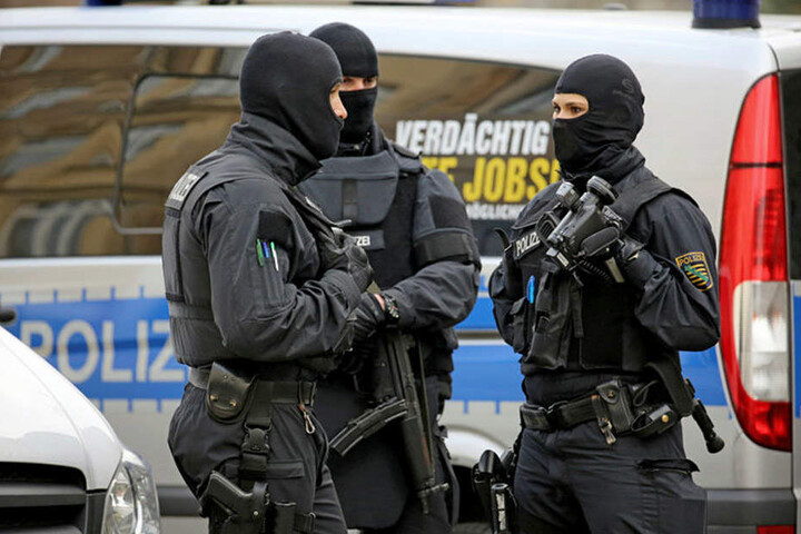 Zahlreiche Polizeieinheiten halten sich im Hintergrund bereit, um den Kirchentag und die anderen Großereignisse abzusichern.