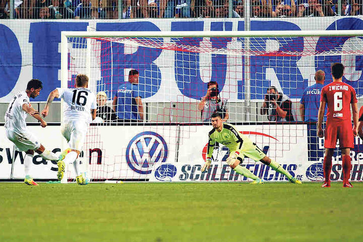 Marius Sowislo schießt den Ball in die linke untere Ecke, aberJohannes Brinkies hechtet richtig und pariert den Elfer.