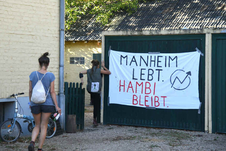 Seit Samstag (13. Oktober) sind drei Häuser in Manheim besetzt.