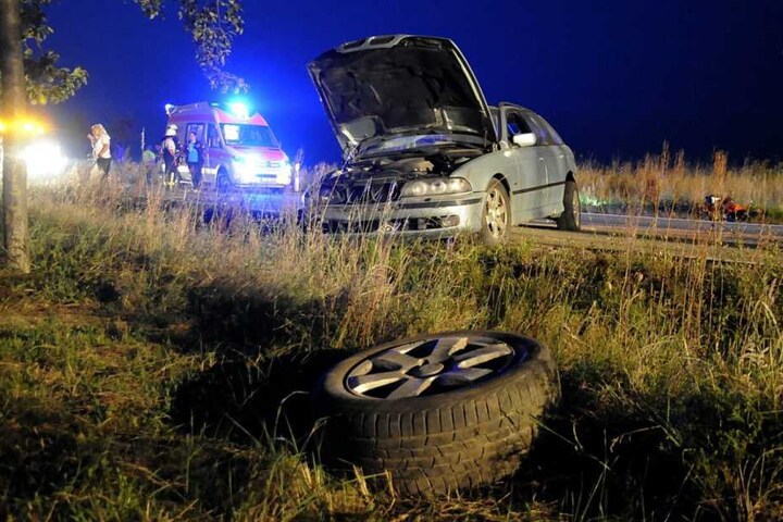 Der BMW verlor durch den Aufprall sein rechtes Vorderrad. Dieses rollte auf das angrenzende Feld.