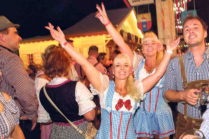 Im Pichmännel-Oktoberfestzelt: Carmen (l.) und ihre Zwillingsschwester
Claudia jubeln über den Sieg.