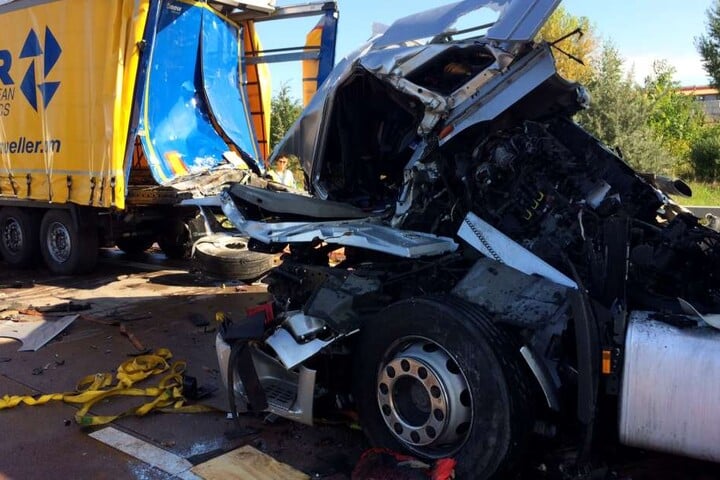 Die Fahrerkabine des Unfallverursachers wurde komplett zerstört.