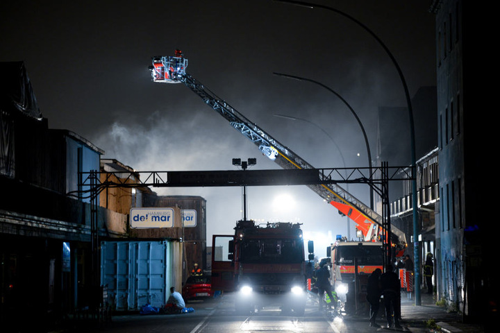 Die Feuerwehr bekämpfte stundenlang die Flammen.