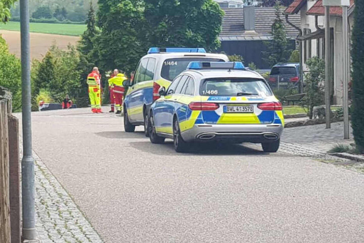 Polizeifahrzeuge vor dem Tatort.