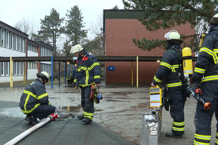 Die Feuerwehr lässt das Wasser aus ihren Rohren ab.