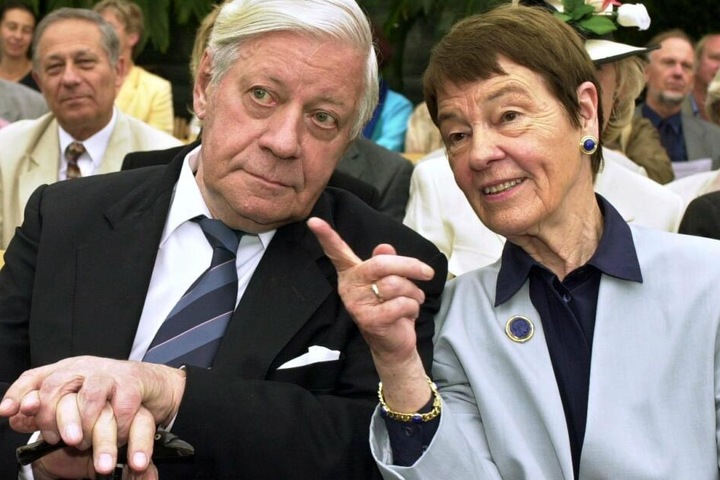 Altbundeskanzler Helmut Schmidt und seine Frau Loki unterhalten sich während der Verleihung der Ehrendoktorwürde der Universität Hamburg an Loki Schmidt.
