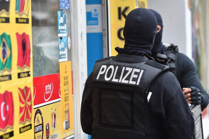 Sechs Polizei-Beamte sollen mit den Araber-Clans kooperieren.