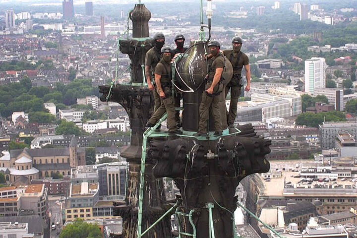 Die Polizei NRW fertigte dieses Foto per Drohne an. Es zeigt die Kameraden des SEK auf der Spitze des Kölner Doms.