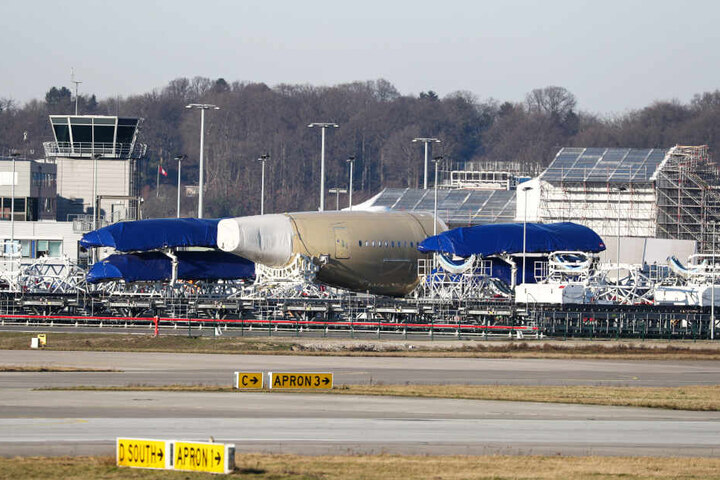 Segmente verschiedener Flugzeuge lagern auf dem Werksgelände in Hamburg. (Archivbild)