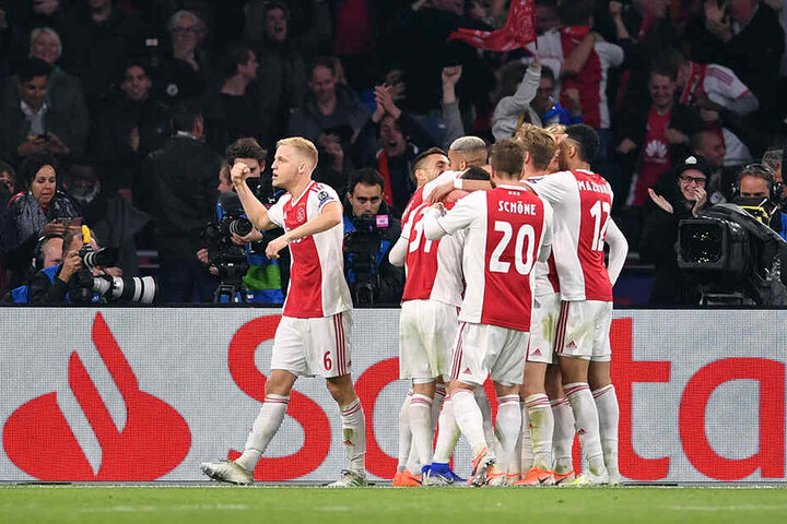 Die Kicker von Ajax Amsterdam bejubeln den Treffer zum 2:0 gegen Tottenham Hotspur.