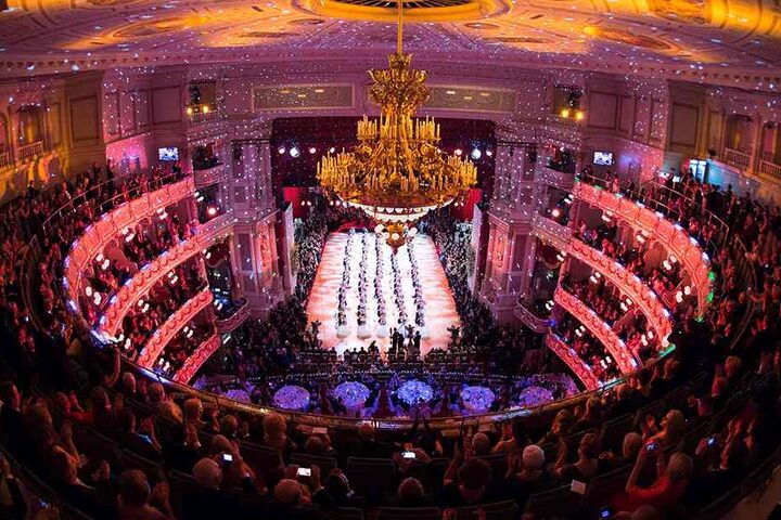 Nach 2017 wird auch 2018 André Rieu zum SemperOpernball aufspielen. Beim
diesjährigen Ball wurde er sogar mit dem St. Georgs Orden ausgezeichnet.