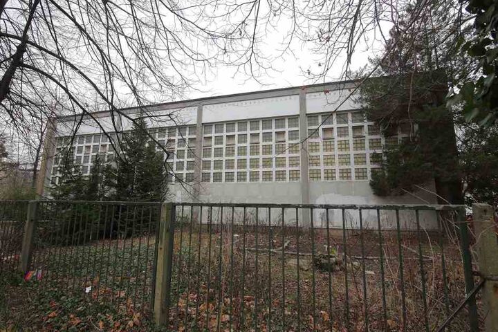 In dieser Turnhalle sportelte die Geigen-Besitzerin, als vor dem Gebäude ihr Opel samt Instrument geklaut wurde.