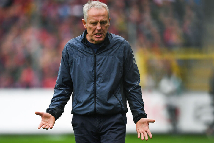 Kein Scherz: Trainer Christian Streich könnte mit seinem neuen Wohnzimmer in erhebliche Schwierigkeiten geraten.